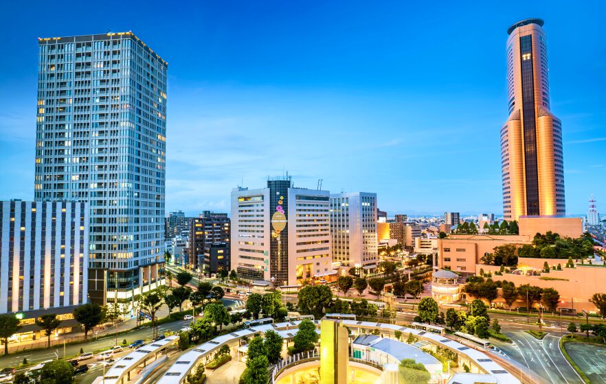 都会の風景。ビルや道路、木々が写っている写真